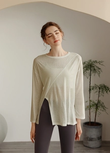 Détail du haut de yoga ample en tencel à manches longues avec fente et tissu respirant