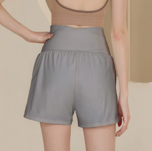Vue détaillée d'un short de yoga gris taille haute avec une taille en V croisée élégante