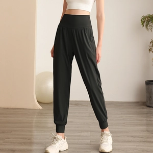 Pantaloni sportivi neri a vita alta in nylon per yoga e fitness in un ambiente interno