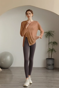 Détail du haut de yoga ample avec un tissu respirant et une fente latérale haute
