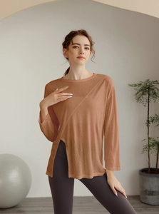 Détail du cache-cœur de yoga en tencel avec ourlet asymétrique et tissu respirant