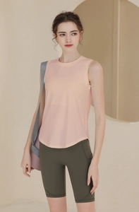 Détail du débardeur en maille orange respirante et du short de cyclisme olive avec poches