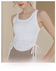 Détail du débardeur de sport en jacquard blanc montrant le tissu texturé et le cordon