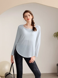Détail du haut de yoga bleu clair avec encolure ajourée et tissu Tencel respirant et doux