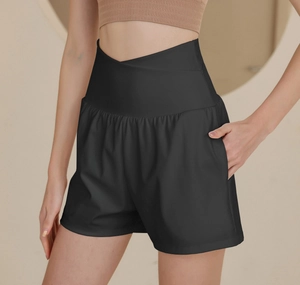 Détail du short de yoga taille haute avec ceinture en V et poche latérale