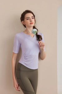 Détail du haut de sport lilas ajusté avec col en V et plis latéraux élégants