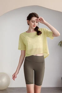 Dettaglio del top da yoga in rete leggera con pantaloncini sportivi verde oliva