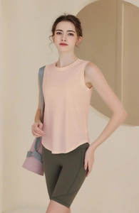 Vue détaillée du débardeur en maille de nylon respirant et du short de fitness vert olive pour yoga