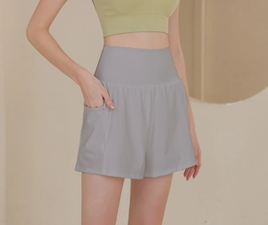 Detail von grauen Sportshorts mit hoher Taille und Seitentasche für Laufen und Yoga