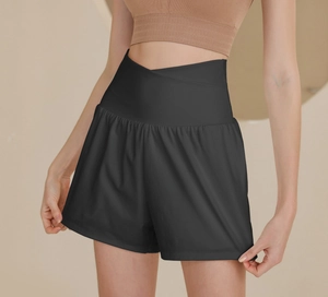 Détail du short de fitness noir à taille haute en V et coupe évasée pour femme