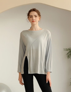 Détail du haut de yoga bleu clair avec ourlet irrégulier et fente latérale design