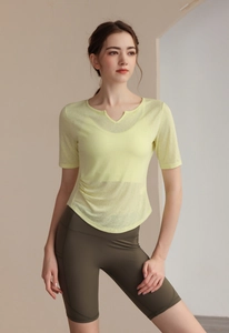 Détail d'un t-shirt de sport jaune clair à col en V avec cordon de serrage et maille aérée