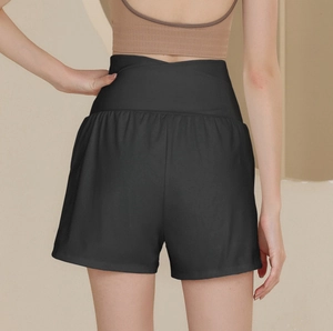 Vue arrière détaillée du short de yoga noir à taille haute avec ceinture croisée