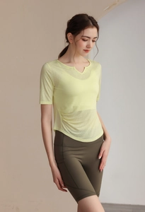 Vue détaillée du t-shirt de yoga jaune à col en v et du short de fitness taille haute vert