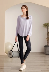 Détail du haut de yoga lavande à manches longues avec découpe et pantalon de yoga