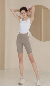 Détail du gilet de sport blanc en jacquard avec cordon de serrage et texture mesh