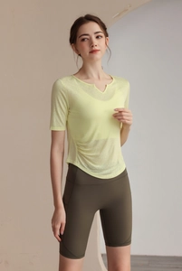 Détail du haut de sport jaune clair transparent avec col en V et plis sur les côtés