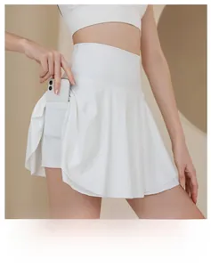 Dettaglio gonna da tennis bianca a vita alta con tasca per cellulare sui pantaloncini interni