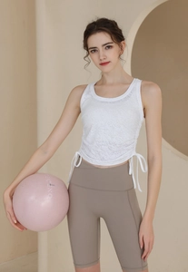 Détail du gilet de sport en jacquard blanc avec cordon et short de fitness kaki
