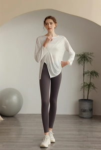 Détail du haut de yoga respirant à manches longues avec ourlet irrégulier et pantalon haut