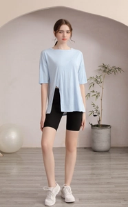 T-shirt de sport bleu clair pour femme avec ourlet fendu asymétrique pour yoga et fitness