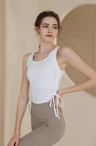 Détail du débardeur de sport blanc en maille jacquard avec cordons de serrage réglables