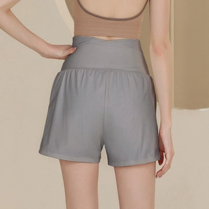 Short de yoga gris clair à taille haute croisée en tissu de sport lisse et extensible