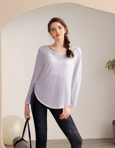 Détail du haut de yoga lilas ample avec bride de cou diagonale et ourlet arrondi