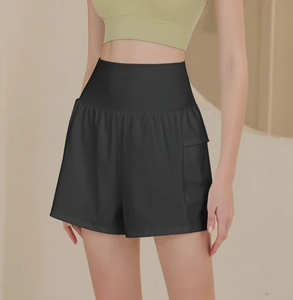 Detailaufnahme der High-Waist Sport-Shorts mit Handytasche und glatter Stofftextur