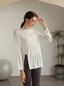 Détail d'un cache-cœur de yoga blanc en tissu respirant avec ourlet fendu croisé
