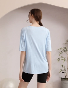 Vue arrière d'un t-shirt de yoga bleu clair ample et d'un short de cyclisme noir