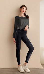Vue détaillée du haut de yoga en tencel avec nœud latéral et legging de sport tie-dye