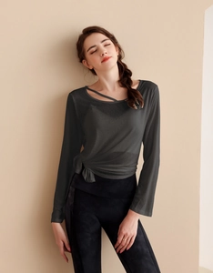 Détail du cache-cœur de yoga gris avec encolure asymétrique et lien à la taille