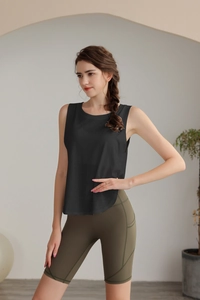 Dettaglio dei pantaloncini fitness verde oliva a vita alta con tasche laterali e cuciture