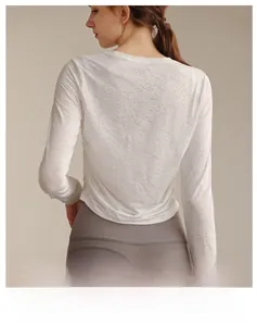 Detailansicht der Rückseite des weißen atmungsaktiven Langarm-Yogashirts mit Jacquardmuster