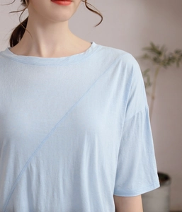 Détail du haut de yoga bleu clair avec coutures diagonales et tissu texturé respirant