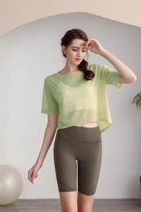 Dettaglio della maglietta da yoga in rete verde chiaro con pantaloncini da ciclista
