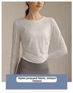 Detail eines weißen Jacquard-Yoga-Tops aus Nylon mit Textur und seitlicher Raffung