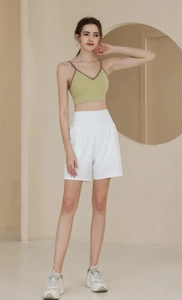 Detail der locker sitzenden weißen Laufshorts aus atmungsaktivem Nylon-Yoga-Stoffgewebe