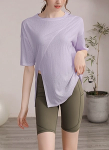 Détail du t-shirt de yoga lavande avec fente latérale asymétrique et tissu respirant