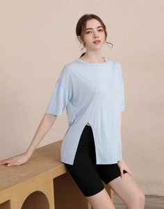 T-shirt de yoga bleu clair avec fentes latérales hautes et coutures diagonales