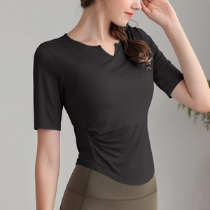 T-shirt de sport noir ajusté pour femme avec fronces latérales et ourlet arrondi élégant