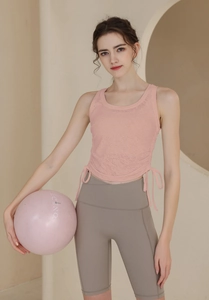 Détail du débardeur de yoga rose à cordon et du short de sport gris taille haute