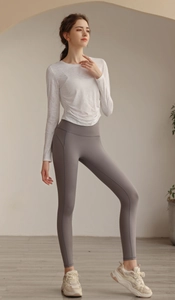 Detail des atmungsaktiven Jacquard-Yoga-Tops mit Kordelzug und halbtransparenter Textur