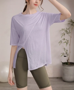 Détail du t-shirt violet clair montrant le tissu respirant et la fente latérale