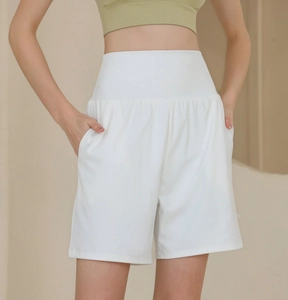 Detailansicht der weißen Nylon-Yoga-Shorts mit hoher Taille und Seitentaschen