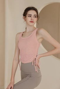 Détail du débardeur jacquard mauve avec cordons et legging de fitness taupe élégant