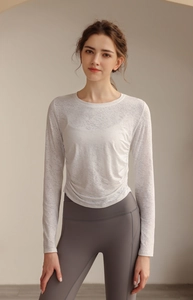Nahaufnahme der weißen Jacquard-Mesh-Stofftextur auf dem langärmeligen Yoga-Top
