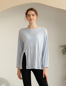 Détail du haut de yoga bleu clair avec couture asymétrique et fente latérale