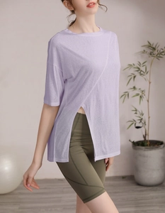 Détail du t-shirt de yoga lilas avec fente latérale haute et short de sport vert